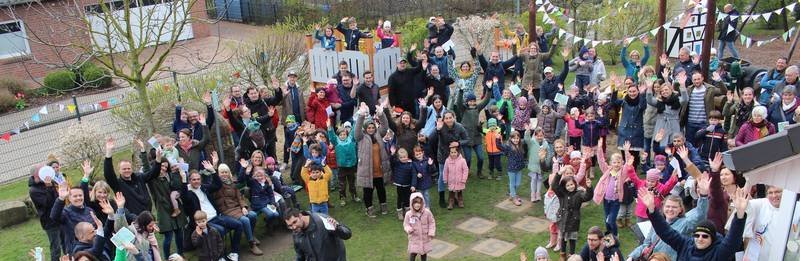 Familien feiern Kinderfest.